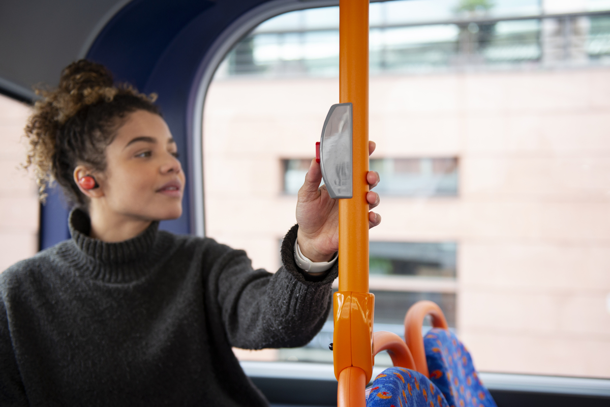 Home mujer joven parando el autobus en la ciudad (1)
